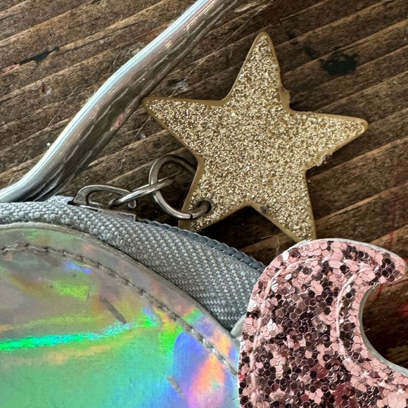 Cute little metallic unicorn purse!NWOT purchased 4 a movie prop but wasn’t used - Picture 5 of 6